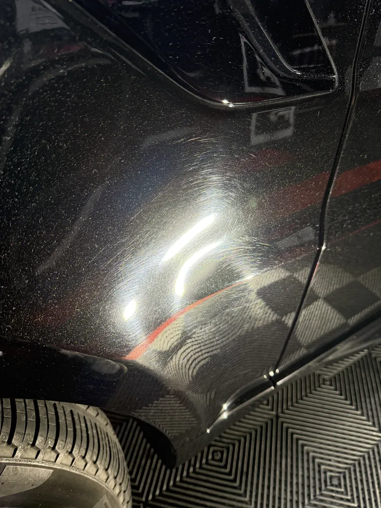 Polissage carrosserie pour correction des micro-rayures et défauts vernis sur ce Range Rover Sport HSE proche de Val d’Europe