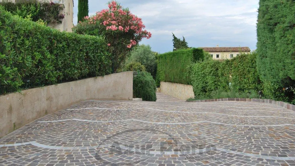 pavé wall house