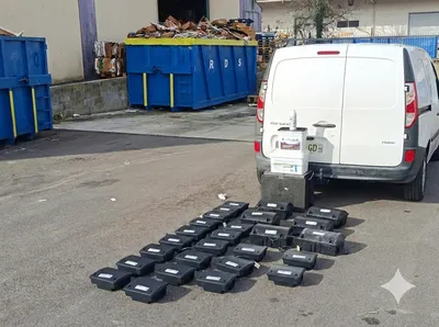 Un déploiement matériel à la hauteur de vos exigences industrielles. Protéger un site logistique contre les rats et les souris exige une méthode implacable. Cette photo témoigne de notre capacité d'intervention sur les grands complexes : un maillage intég