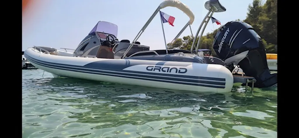Toni Marine propose un semi-rigide Grand Boats Golden Line G850 d'occasion équipé d'un moteur Mercury Verado 350CV disponible à La Londe les Maures près de Hyères