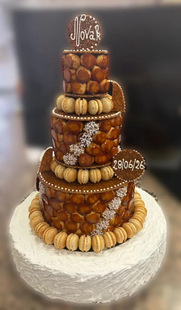 Réalisation d'une pièce montée d'anniversaire sur mesure avec choux et macarons par nos pâtissiers qualifiés