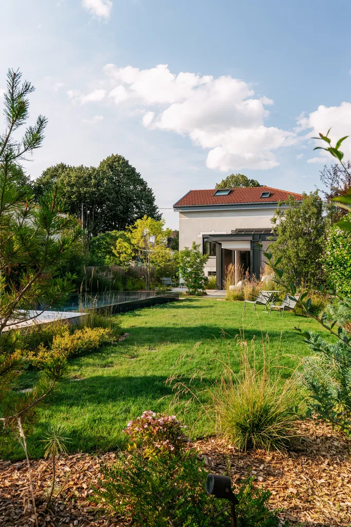 Aménagement paysager complet avec piscine, spa et plantations dans un jardin contemporain à Fleurieu-sur-Saône (69250)