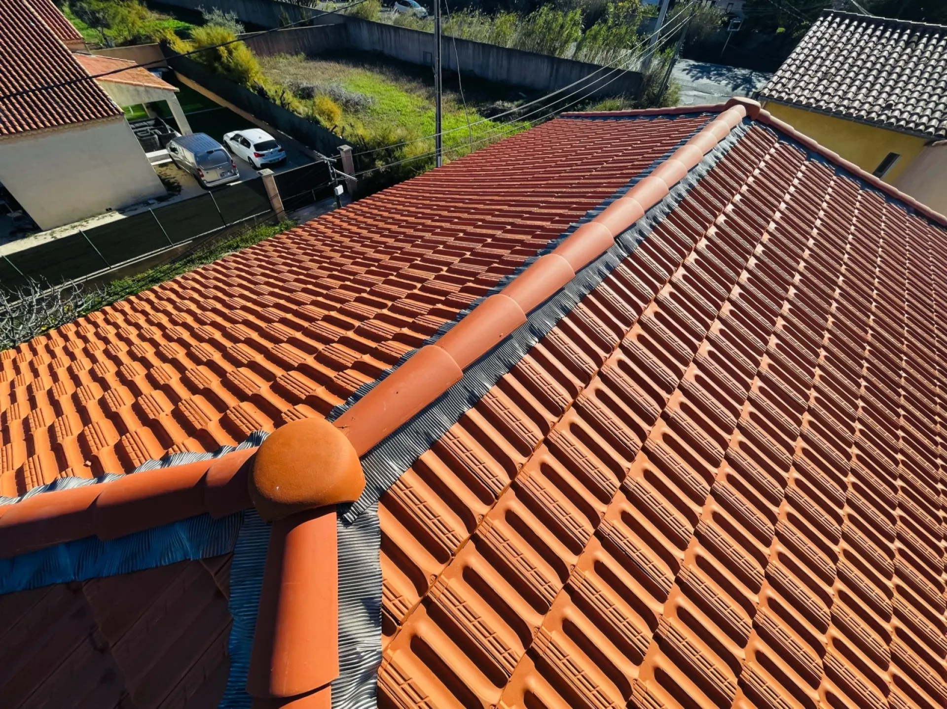 Réalisation des couvreurs de Solutoiture sur une changement de toiture de maison près de Aix en Provence