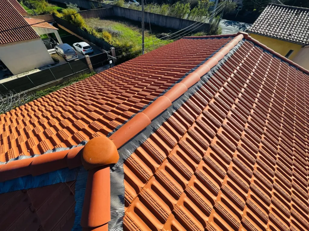 Réalisation des couvreurs de Solutoiture sur une changement de toiture de maison près de Aix en Provence