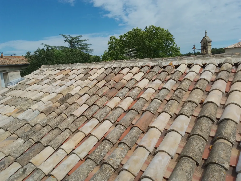 Artisan couvreur zingueur à Sommières pour vos travaux de toiture dans le Gard et l’Hérault durables fiables