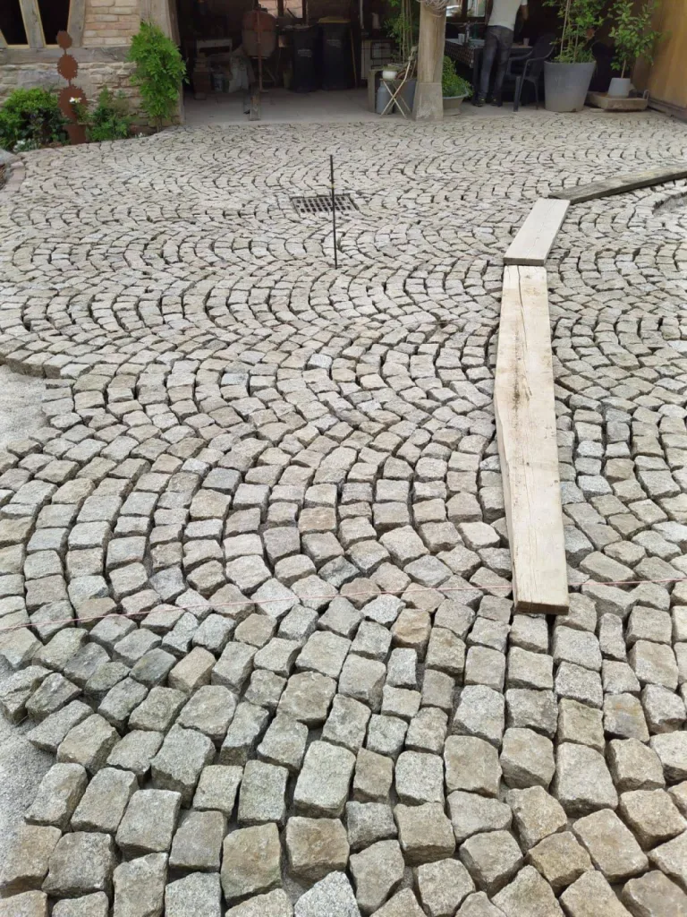 Pavé en queue de paon d'une cour de maison à Strasbourg CLK 