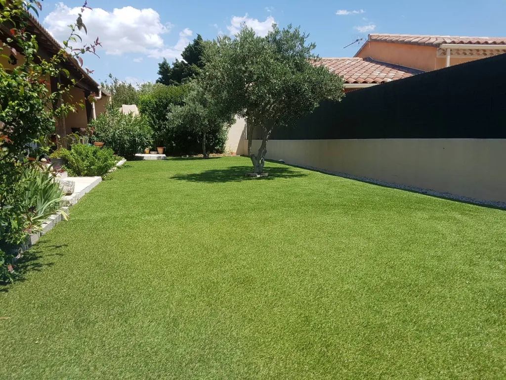 Pose de dalles de pelouse synthétique dans le Vaucluse