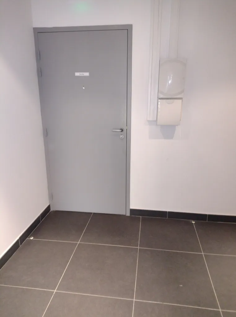 Location de bureau professionnel de 20m² avec parking privé situé en plein centre-ville de Perpignan dans les Pyrénées-Orientales, idéalement positionné face au Tribunal de commerce.