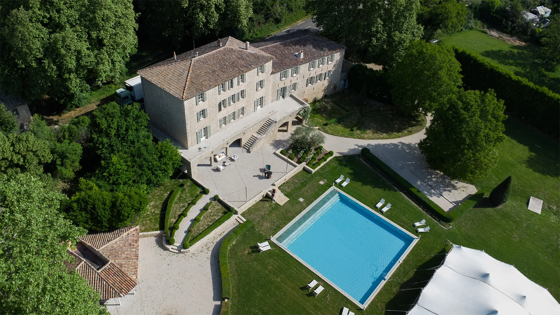 Location château mariage chic en Provence vers Ménerbes 84560 Vaucluse : château mariage Vaucluse avec dortoir pour hébergement et traiteur pour 200 personnes assises avec prestation nounou enfants