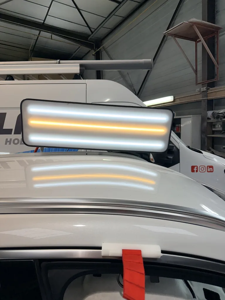 Réparation impacts de grêle par débosselage sans peinture sur Renault Scénic – intervention à domicile à Pontault-Combault en Seine-et-Marne (77)