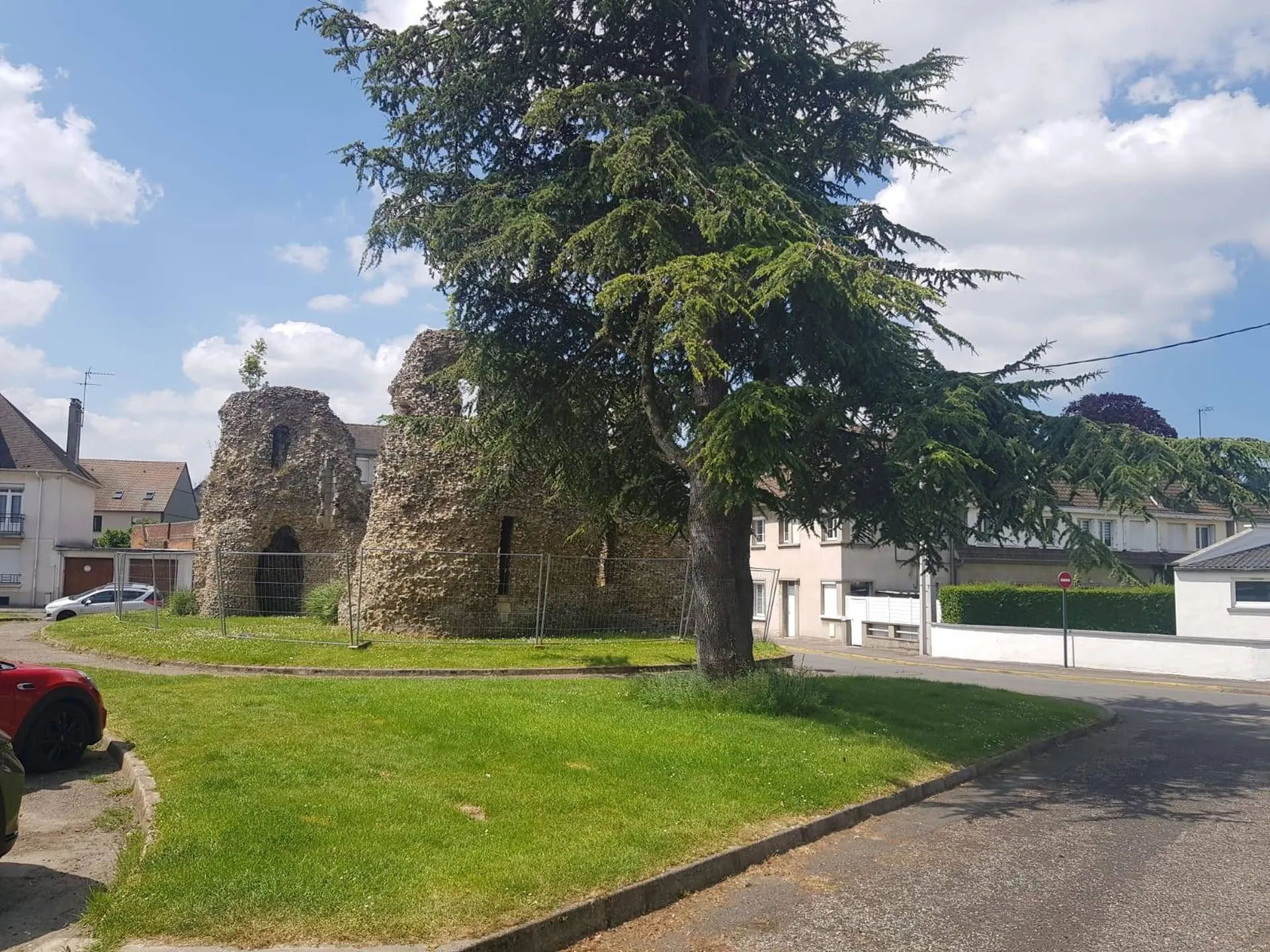 Vends : Intérieur Lumineux - L'intérieur de cet immeuble rénové est baigné de lumière naturelle, offrant un espace de travail confortable pour les professionnels.