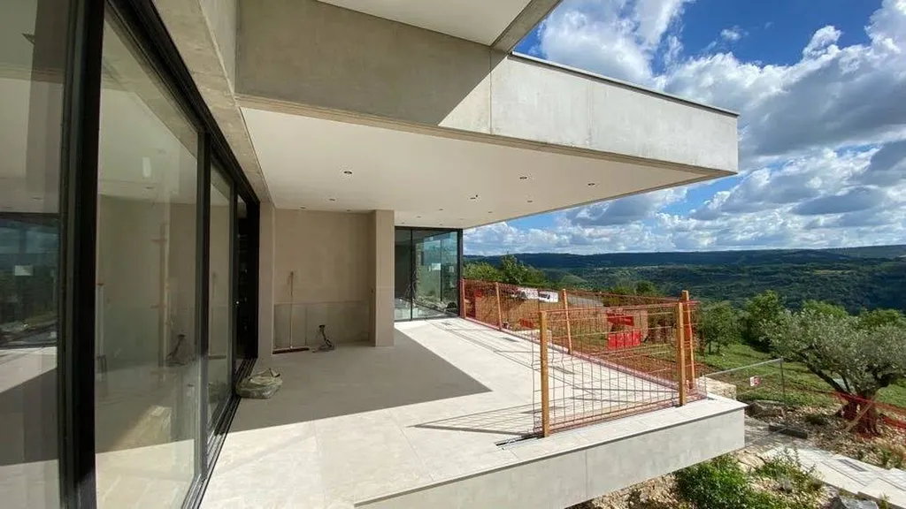 Plafond tendu et chauffage rayonnant sous une terrasse couverte - Rodez - Plafonds Tendus Occitans Venerque