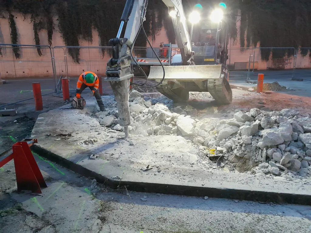 Entreprise de démolition à Ecully, près de Lyon: démolition de dalle béton avec pelle mécanique et BRH