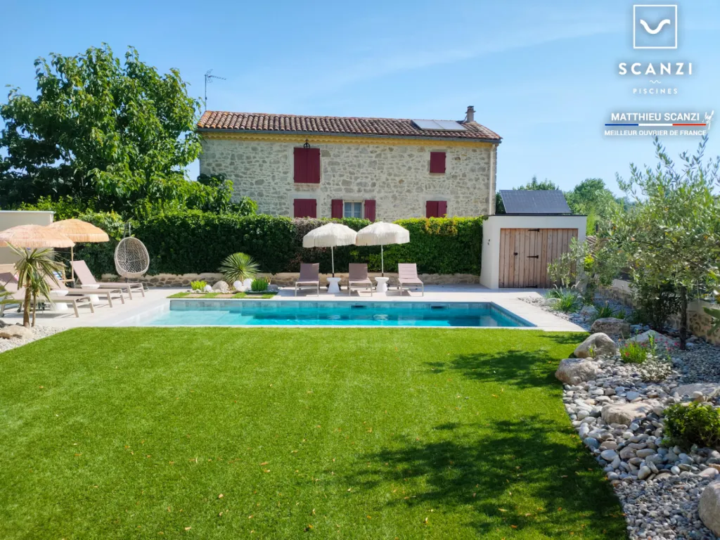 Piscine fond plat 8x3,50m avec plage immergée XL et couverture motorisée dans la Vallée du Gardon