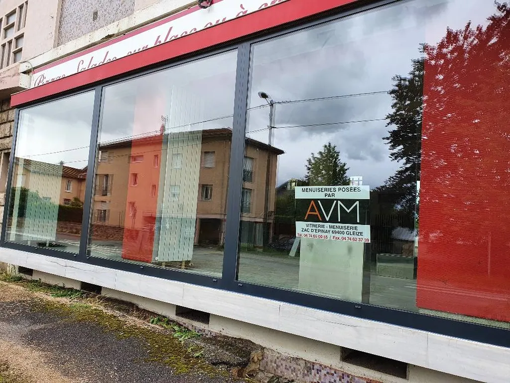 Mise en place de vitrine aluminium de magasin à Villefranche sur Saône