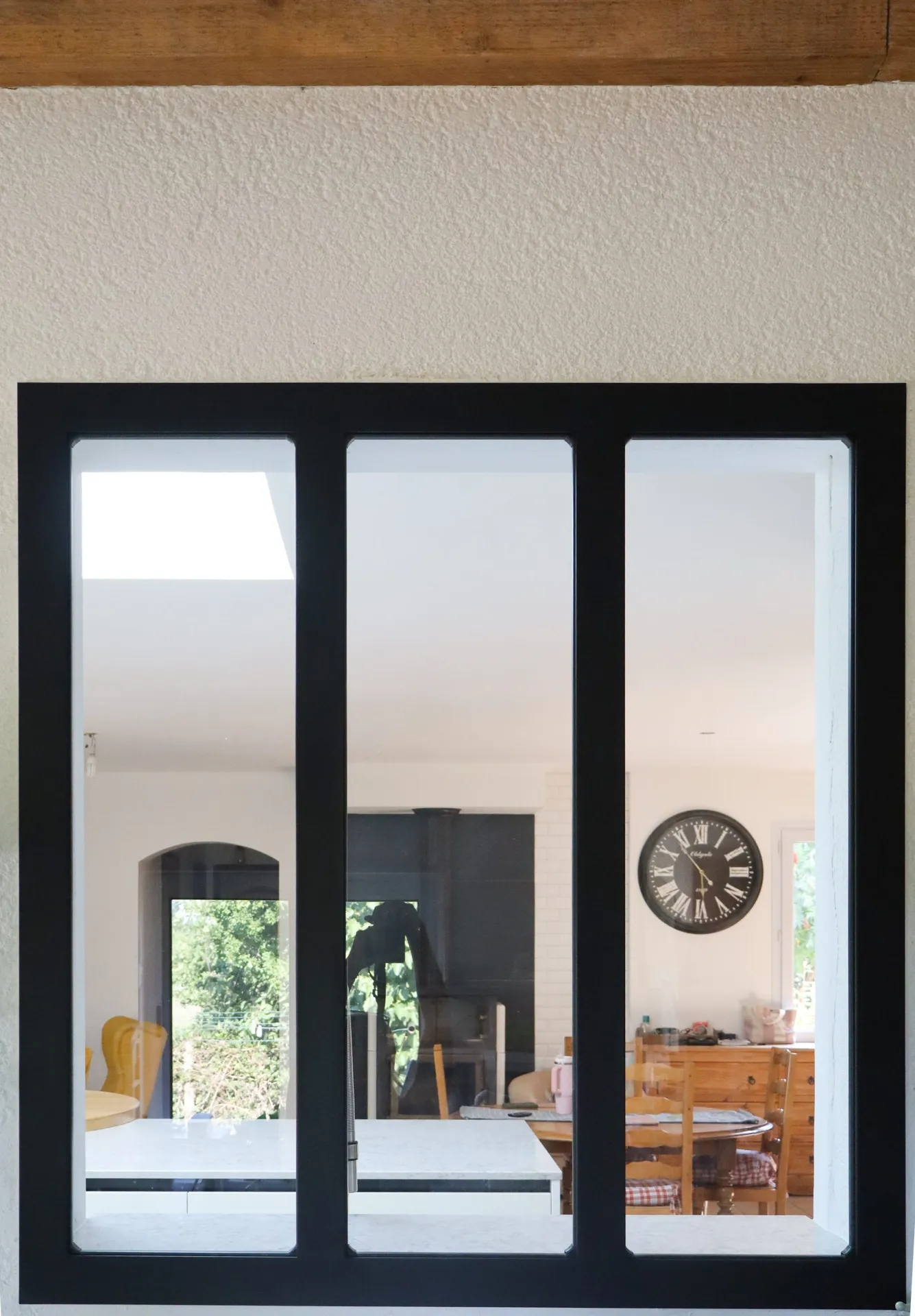 Verrière sur mesure pour apporter une luminosité naturelle entre une cuisine et un espace de travail