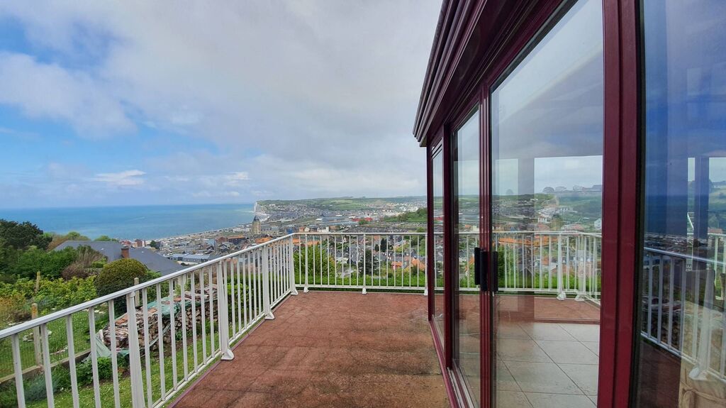 A vendre Villa avec vue magnifique sur la mer, 4 chambres, située au coeur des 3 villes soeurs ( Le Tréport 76470, Mers-les-Bains 80350 et Eu 76260)
