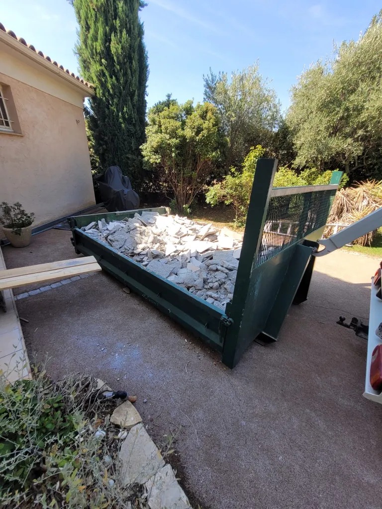 Location de benne à gravats de 3m3 pour évacuer béton, briques et carrelage à Vidauban : intervention rapide avec camion VL vers Saint-Raphaël