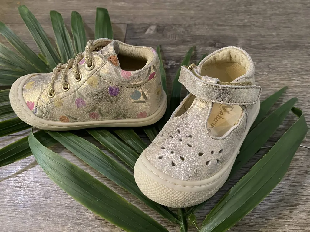 la chaussure pour les premiers pas de  bébé près de Fronsac