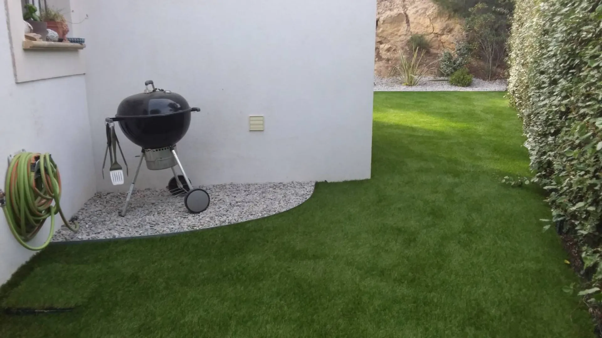 Pose d'un véritable gazon synthétique haut de gamme autour d'une bordure de jardin metallique  