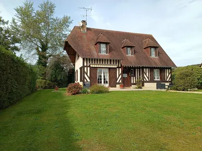 En vente - Maison du Pays d'Auge édifiée sur sous-sol et un terrain de 1446m², proche des commerces de Pont-l’Évêque 14130