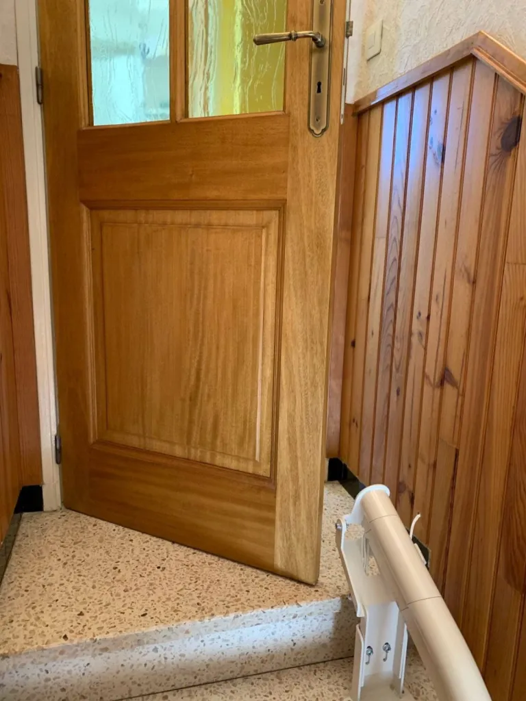 OTOLIFT Modul'Air avec une arrivée haute permettant l'ouverture de la porte sur le palier