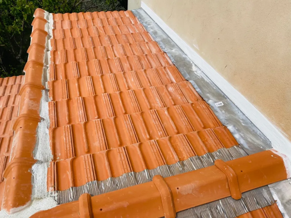 Réfection d’une toiture en tuiles plates de Marseille sur Port de Bouc près de Martigues
