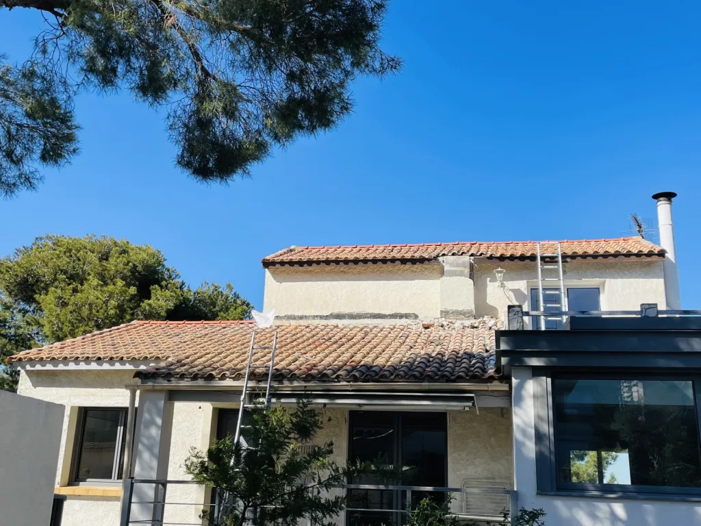Réfection d’une toiture avec rénovation de charpente et isolation sur Aix en Provence.