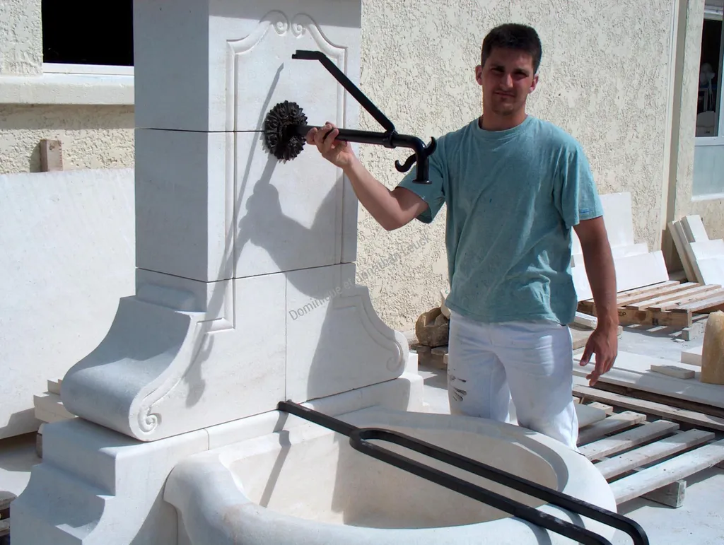 Fontaine Aramon en pierre d'Estaillades