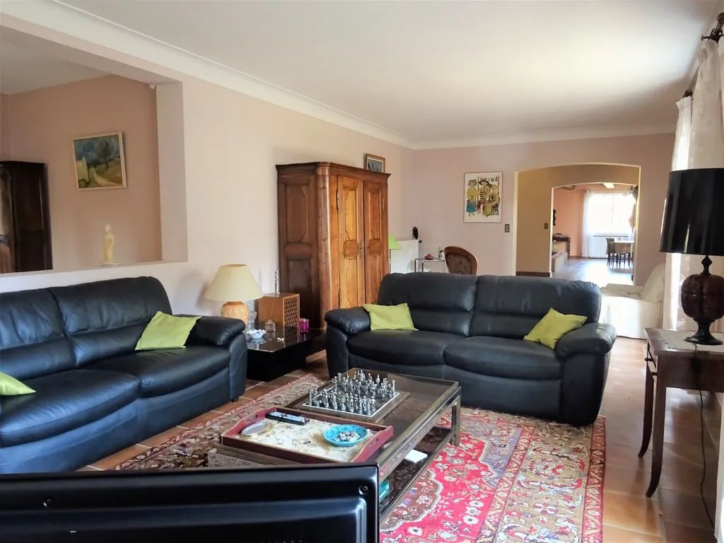 Chateauneuf de Gadagne, propriété d’architecte dans un parc arboré   