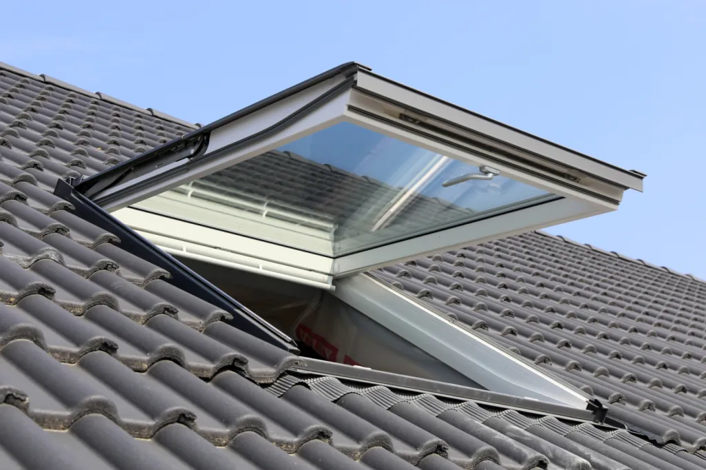 Installation Velux sur mesure à Dardilly avec accessoires : stores intérieurs, volets roulants solaires et dimensions personnalisées type MK04