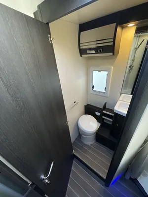 DOUCHE ET WC SEPARES