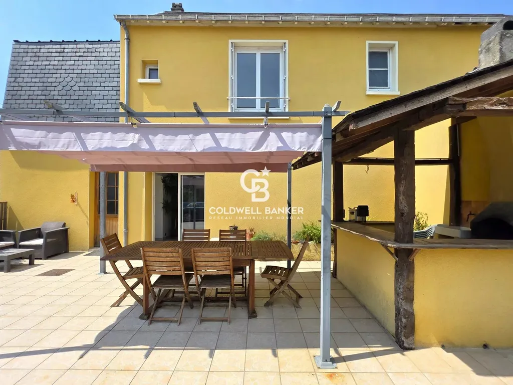 Terrasse avec pergola et coin barbecue, maison de famille à vendre à Changé en Sarthe
