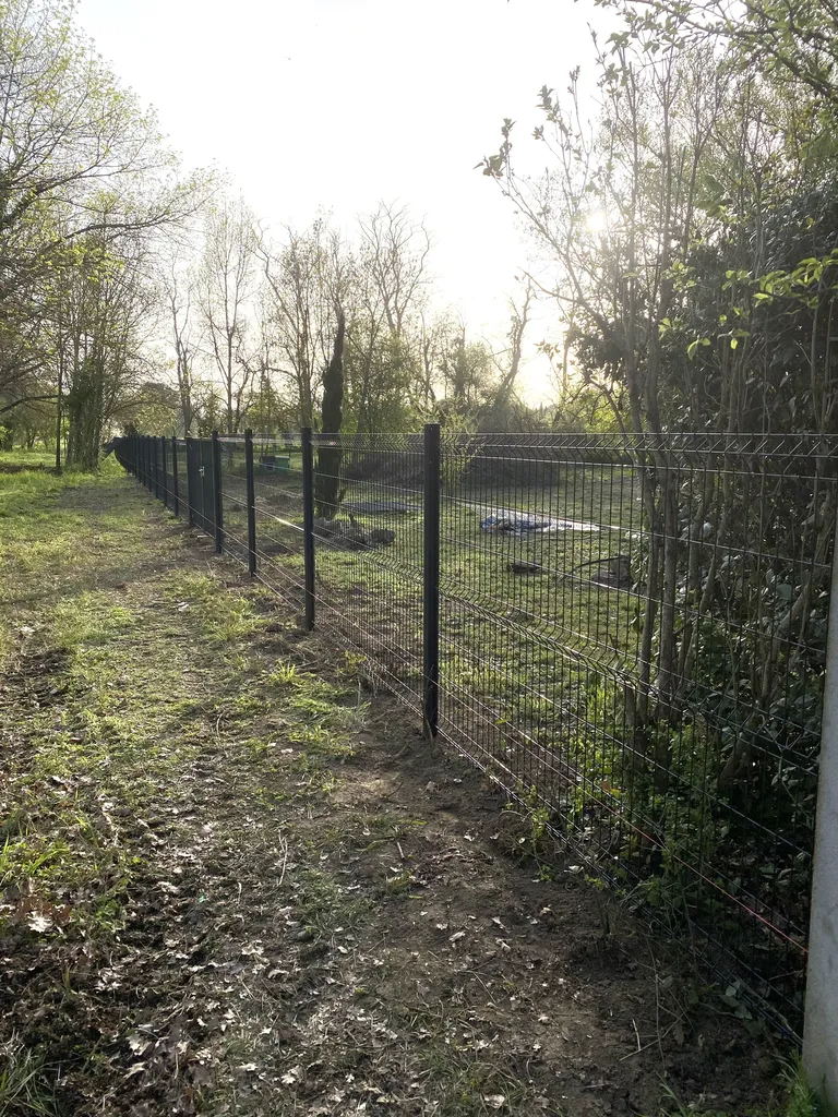 Pose de cloture rigide a roques sur garonne par LT PAYSAGE spécialiste cloture toulouse et sa périphérie 