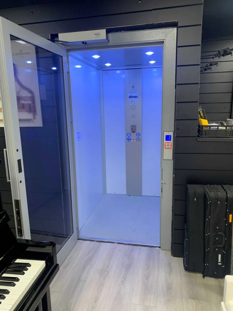 Ascenseur PMR VIMEC E10 électrique à Marseille dans un ERP, ouverture porte motorisée