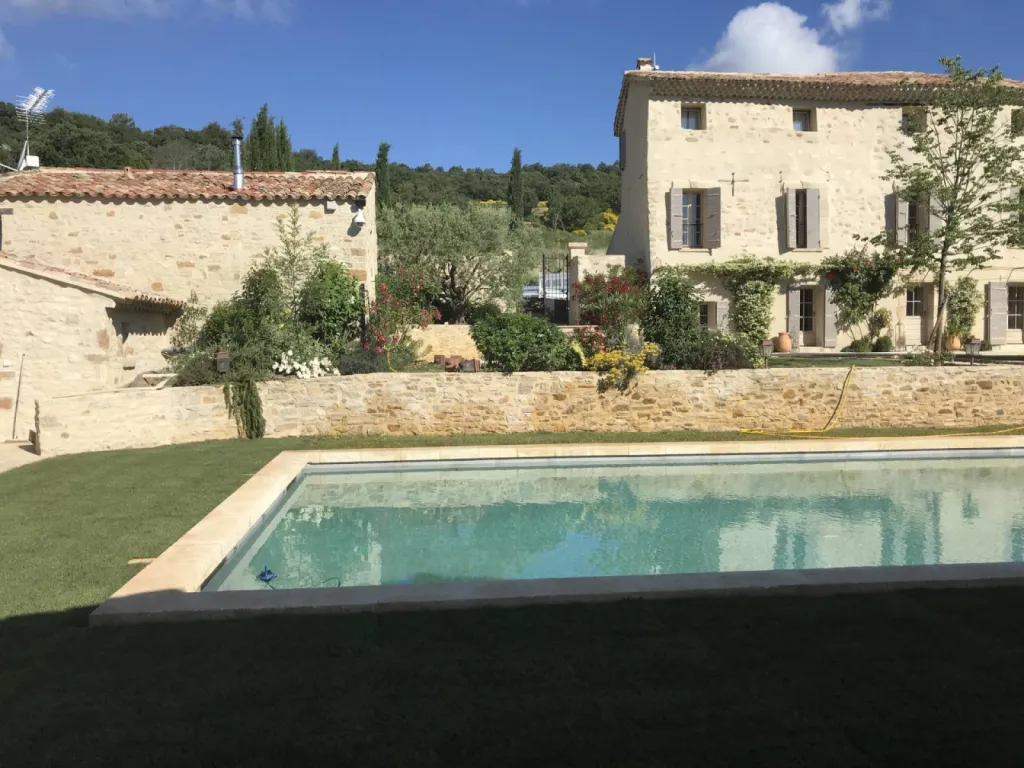 Rénovation mas, abri, piscine, muret près de Manosque par ©inspirationsdinterieurs