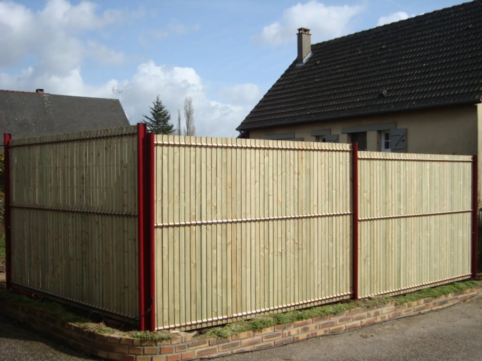 Installation de clôture occultante avec lames bois dans l'Eure 27