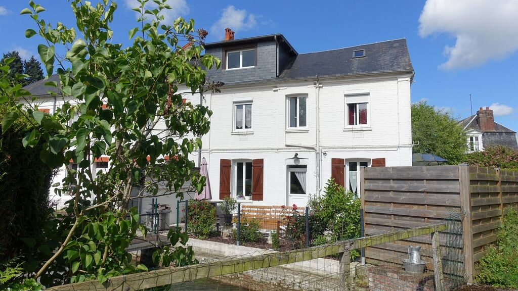 Terres et Demeures de Normandie, votre agence située à Dieppe 76200 en Seine-maritime, vous invite à découvrir ce petit coin de paradis, dans un environnement calme et paisible, à 10 minutes de la plage de Dieppe 76200 et à 2 heures de Paris par l'A1