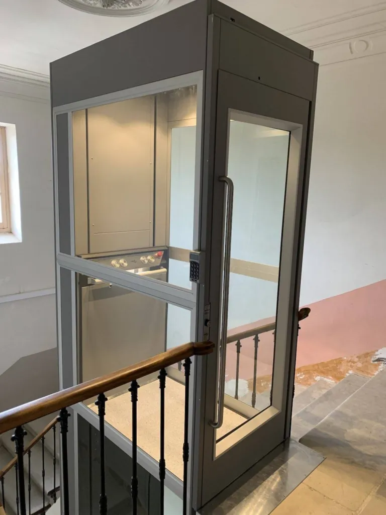 Vue lorsque la plateforme se situe à l'étage de l'élévateur vertical NAMILIFT à Orange près d'Avignon réalisé par Oval'Access