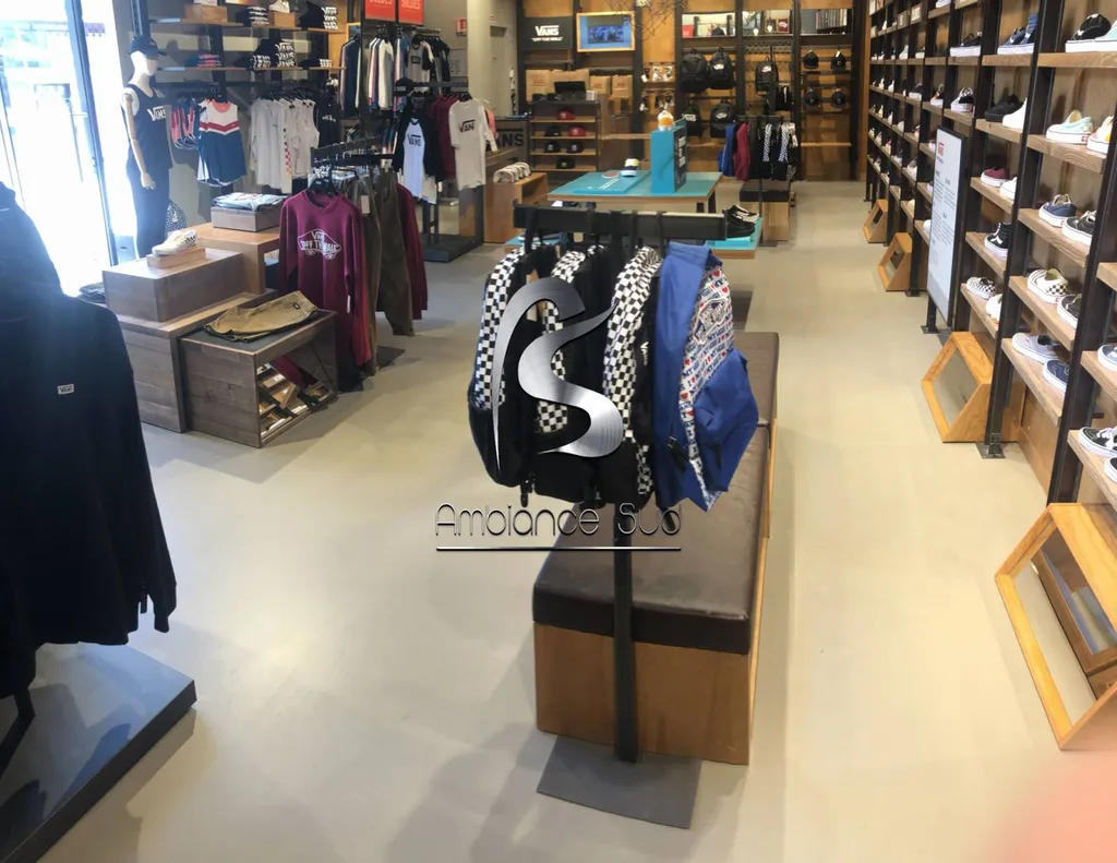 SOL EN BÉTON CIRÉ COULE AVEC UNE CHAPE MINCE FIBRE TEINTE A TOULON 83