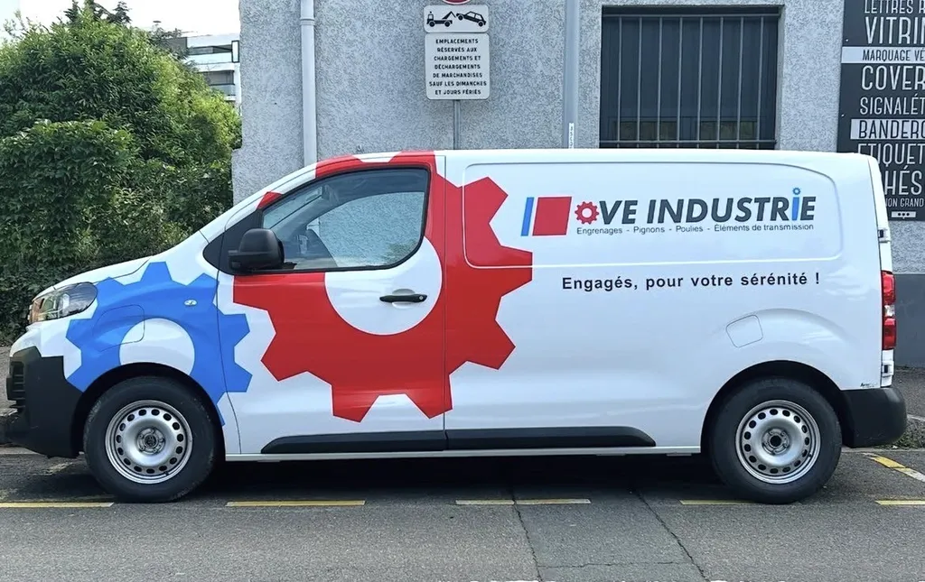 Camion avec habillage publicitaire en adhesif découpé