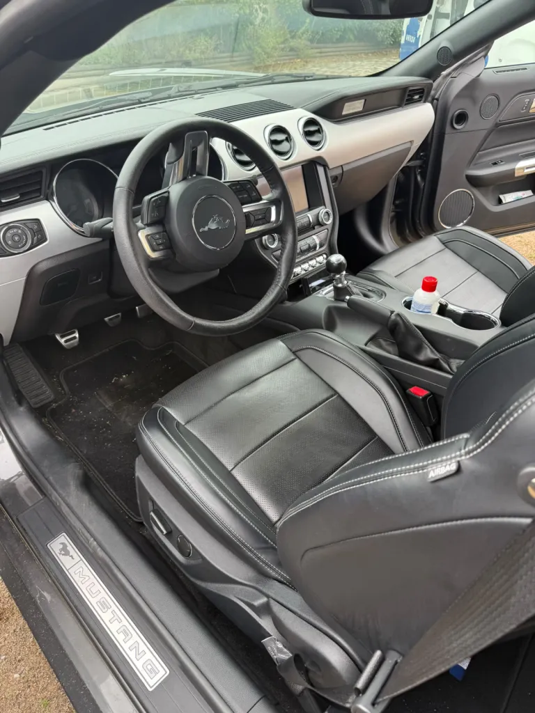 Detailing complet haut de gamme avec une rénovation intérieure et extérieure d’une Ford Mustang à Andrézieux Bouthéon