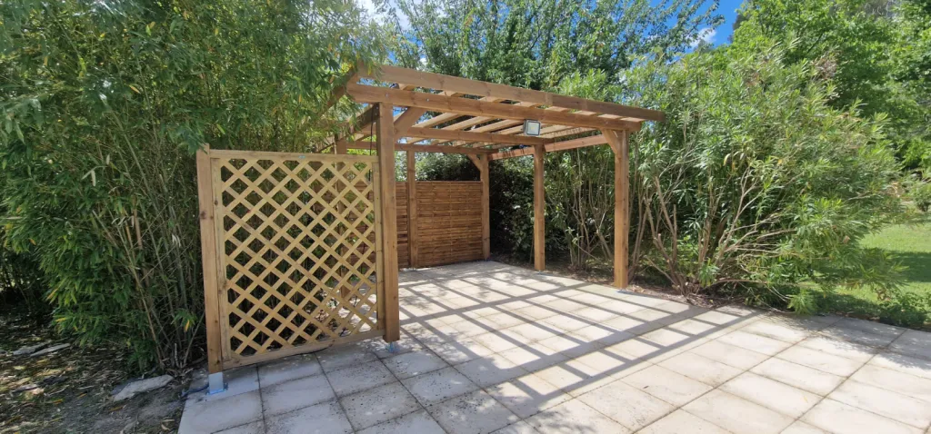 Pergola bois douglas et pin traité avec panneaux décoratifs intégrés – Barjols – modèle sur-mesure jardin