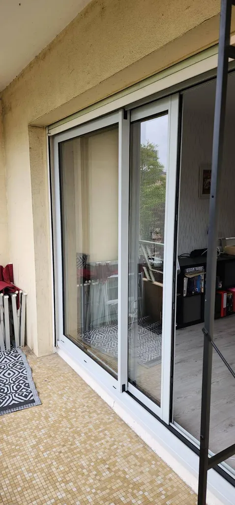 Installation de baies vitrées coulissantes acoustiques à Écully