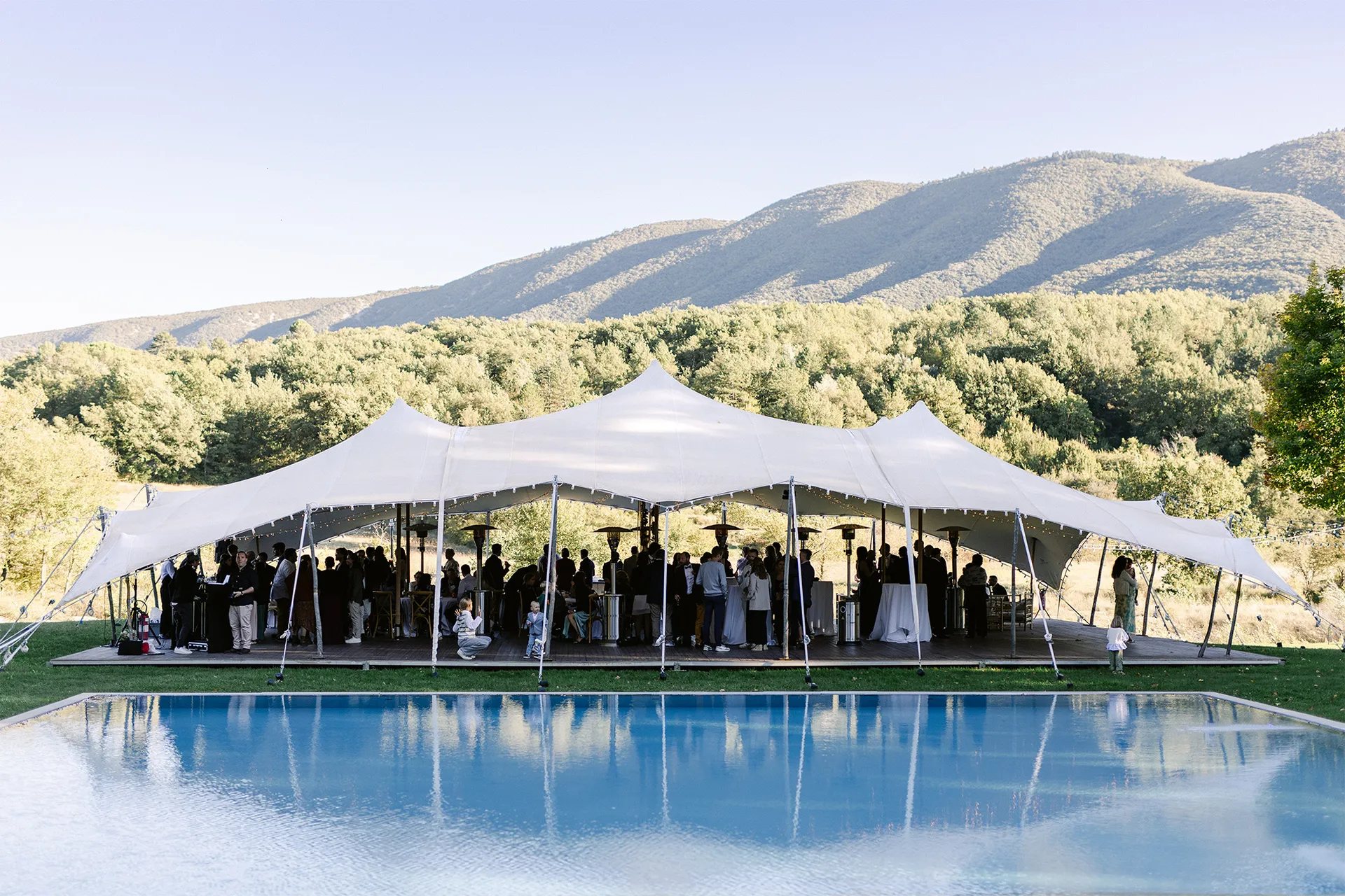 Domaine mariage chic en Provence à Saint-Martin-de-Castillon vers Apt 84400 Vaucluse : avec piscine dortoir et façade en pierre - traiteur mariage