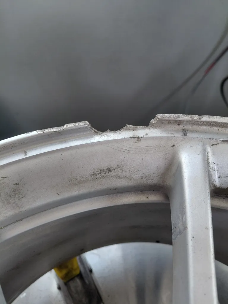 Réparation jante Tesla avec Ajout de matière Aluminium sur Limonest