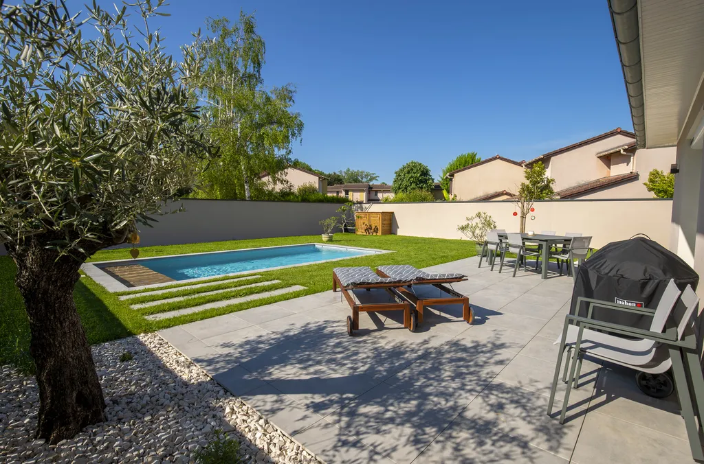 Construction piscine béton armé 7x3,5 avec volet immergé et filtration complète à Saint-Pierre-de-Chandieu Rhône
