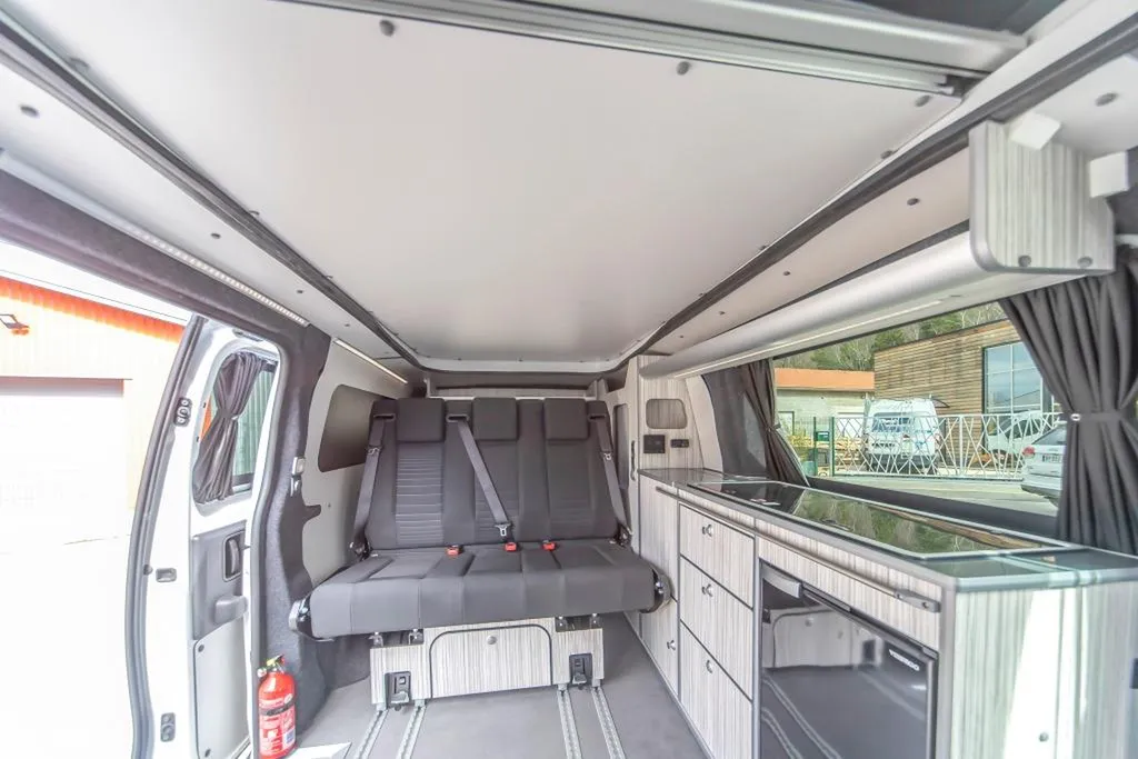 Aménagement intérieur d'un Peugeot Expert Long sur-mesure à Grenoble : deux finitions pour deux personnalités à travers l'Isère