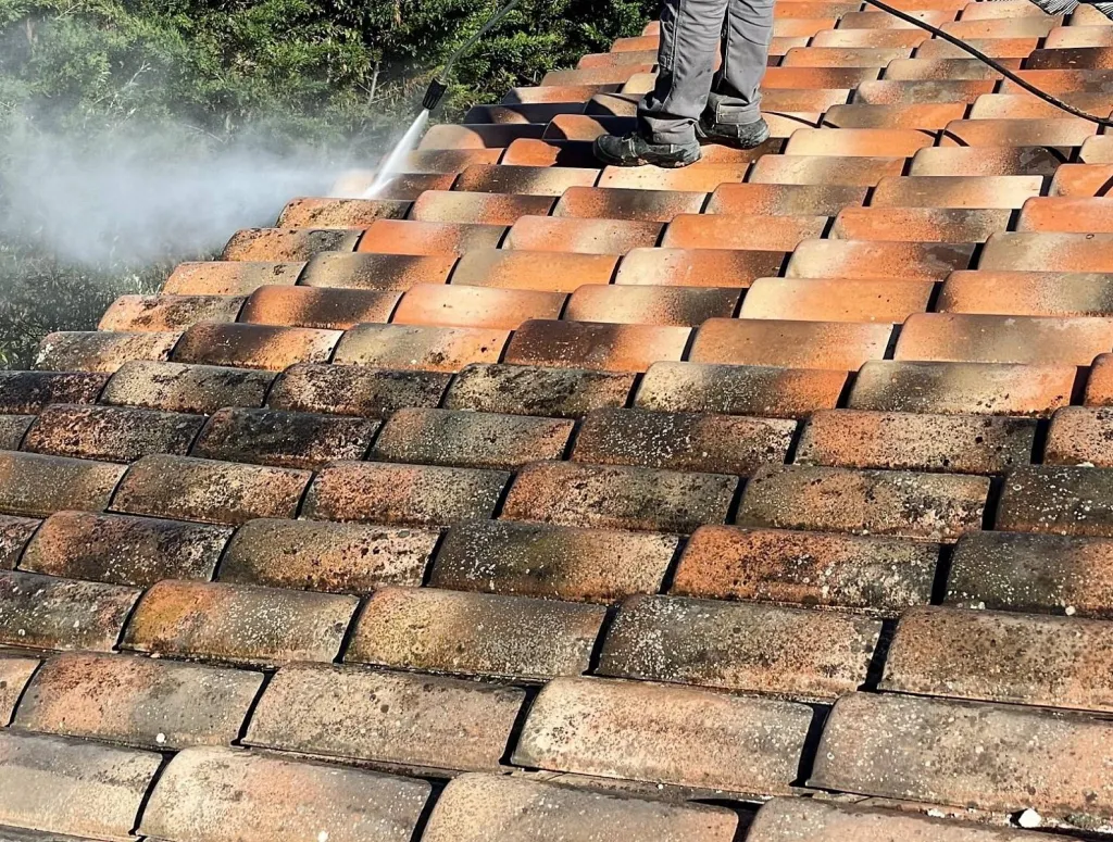 Nettoyage des tuiles en cours sur fuveau