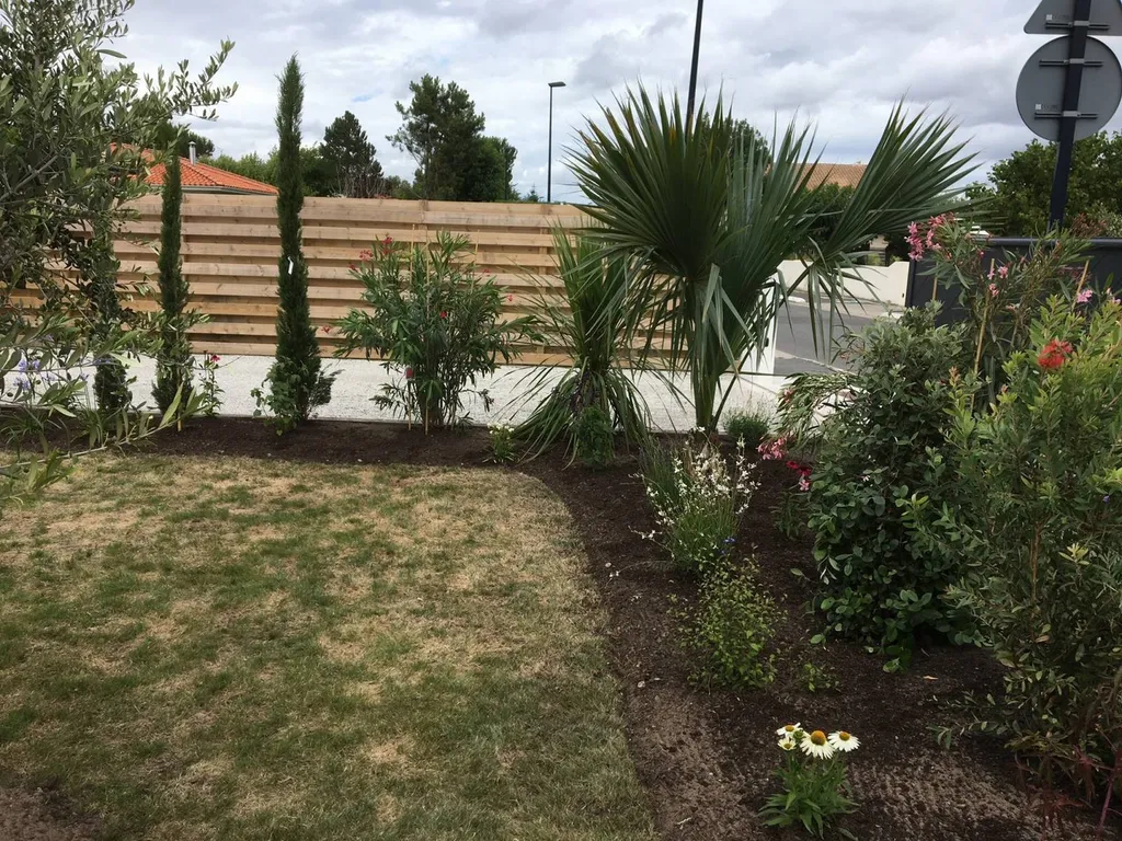 Plantation d'arbustes et de vivaces par une entreprise près de La Teste-de-Buch